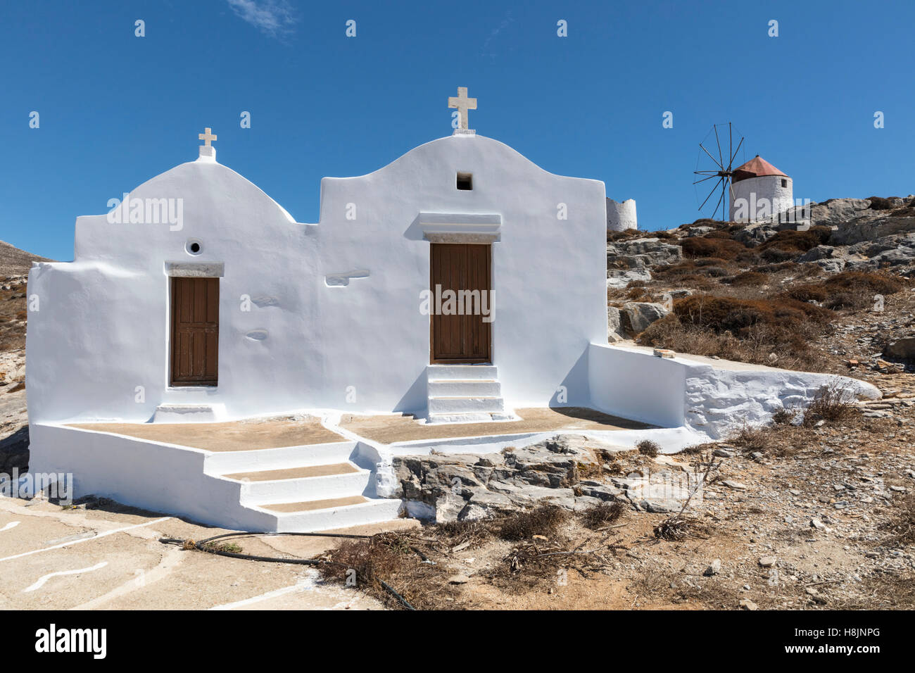 Zwilling weiß getünchten Stein Kapellen und Windmühlen im Dorf Chora (Chora) auf Amorgos in den Kykladen-Inseln von Griechenland Stockfoto