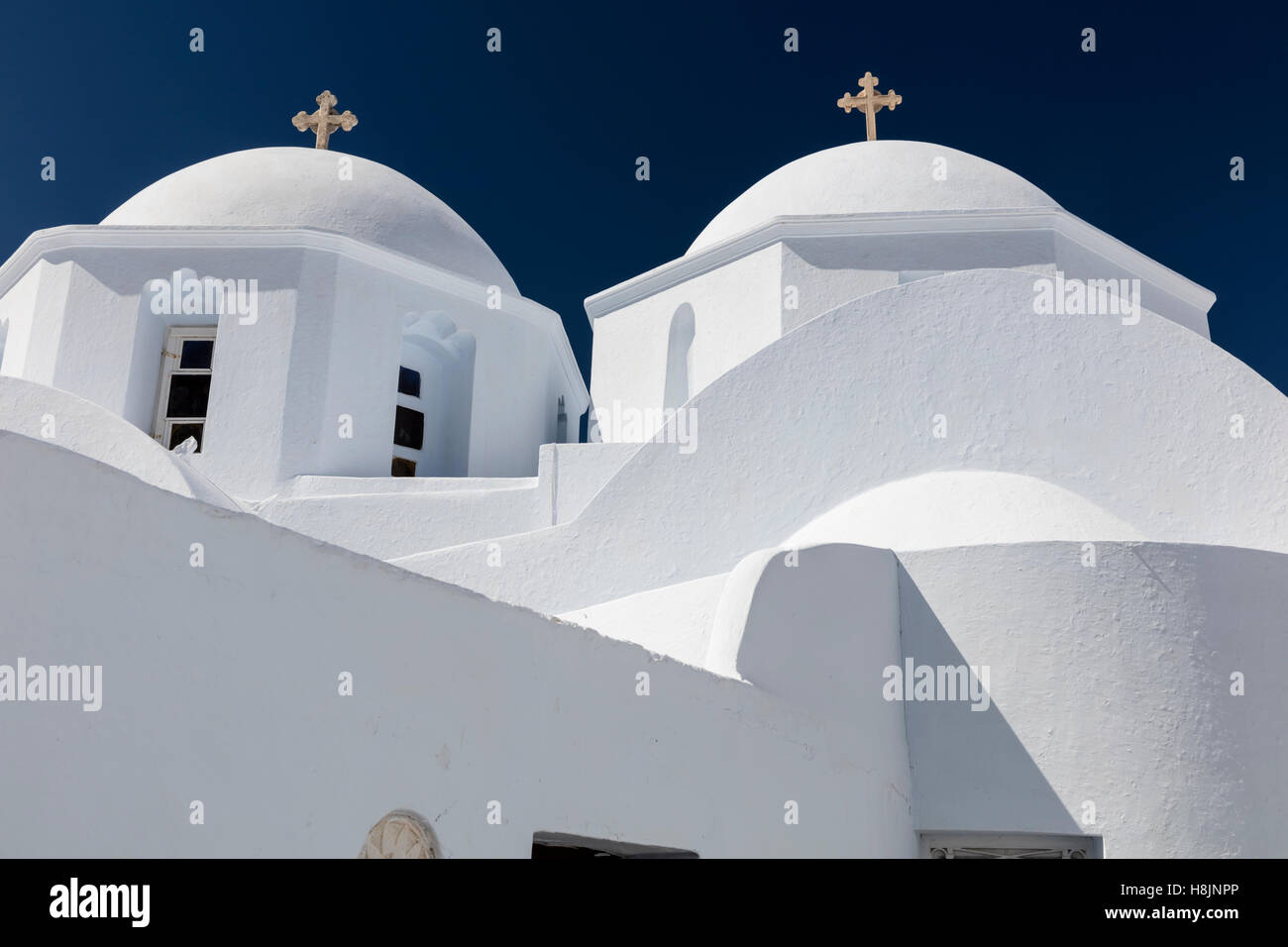 Zwei Kuppeln in der weiß getünchten Dorf Chora (Chora) auf Amorgos, einer der Kykladen-Inseln von Griechenland Stockfoto
