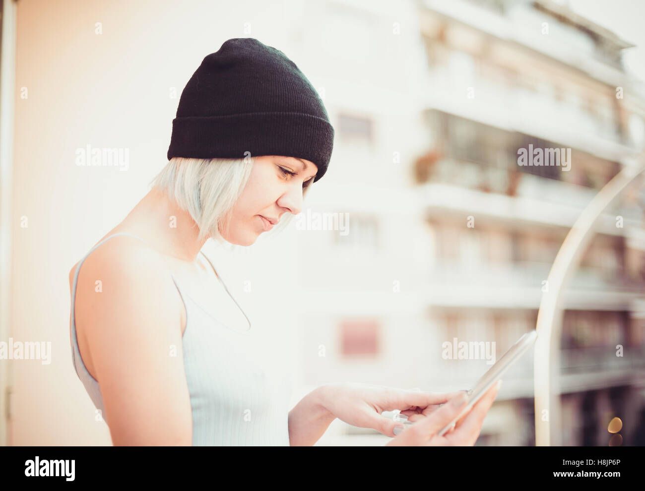 Junge hübsche Mädchen Hipster Stil mit wi-Fi-Tablet-Gerät Denken auf städtischen Hintergrund Stockfoto