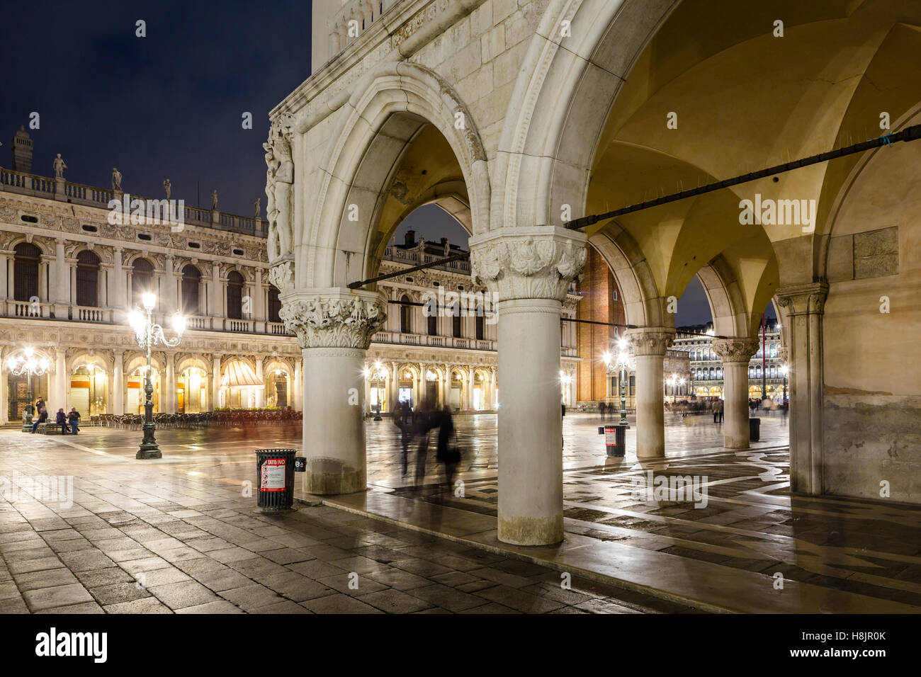 Piazza San Marco in Venedig bei Nacht. Einer der berühmtesten Plätze der Welt, Piazza San Marco ist Gastgeber für Gebäude Stockfoto