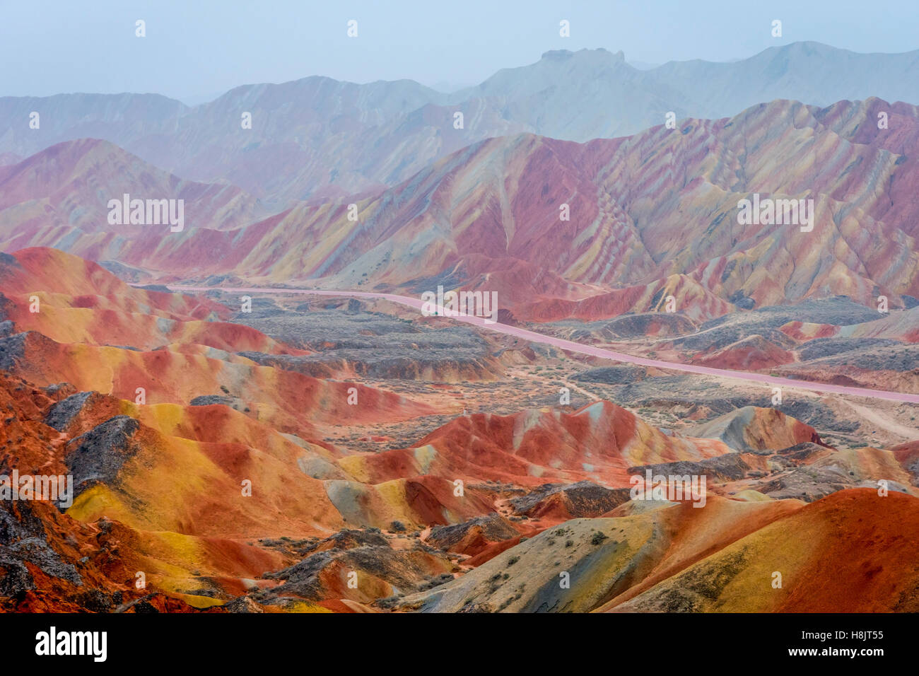 Bunte Landschaft des Regenbogen-Gebirges, in Zhangye Danxia nationaler Geopark, Gansu, China Stockfoto