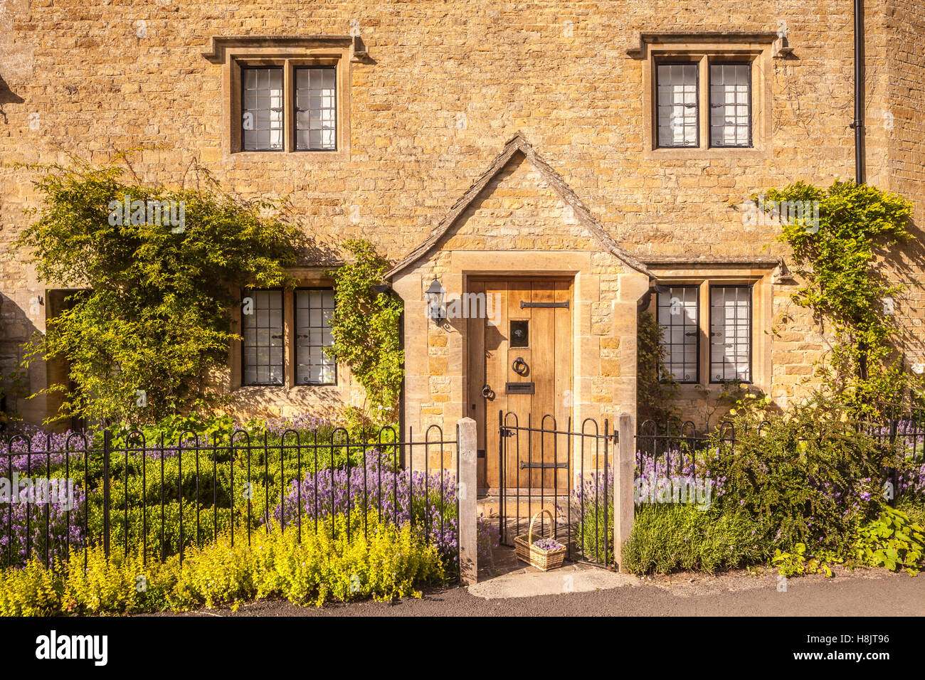 Typisches Cotswolds Steinhaus in Lower Slaughter. Stockfoto