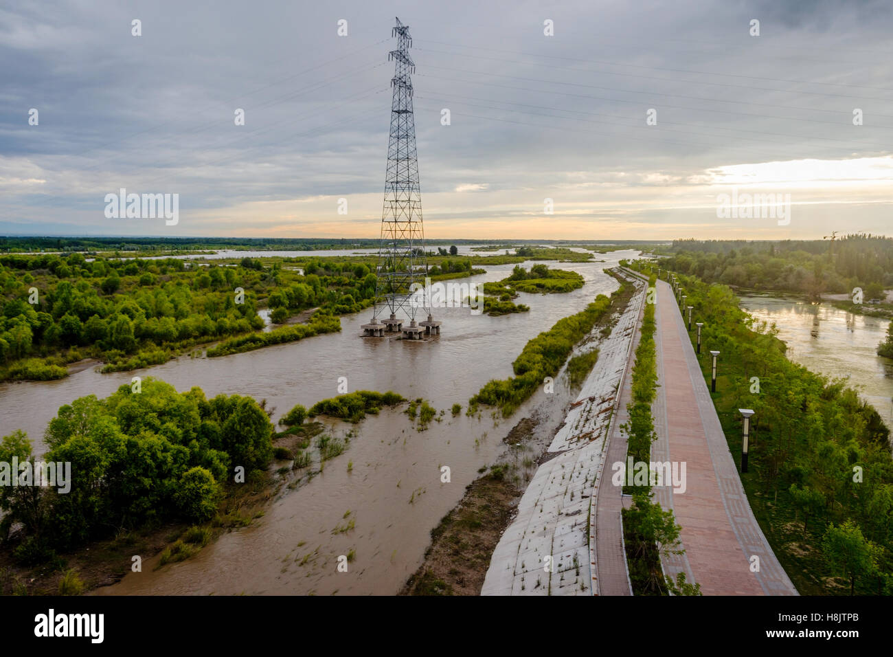 Blick über Yili (Ili) River, Yining, Xinjiang, China Stockfoto