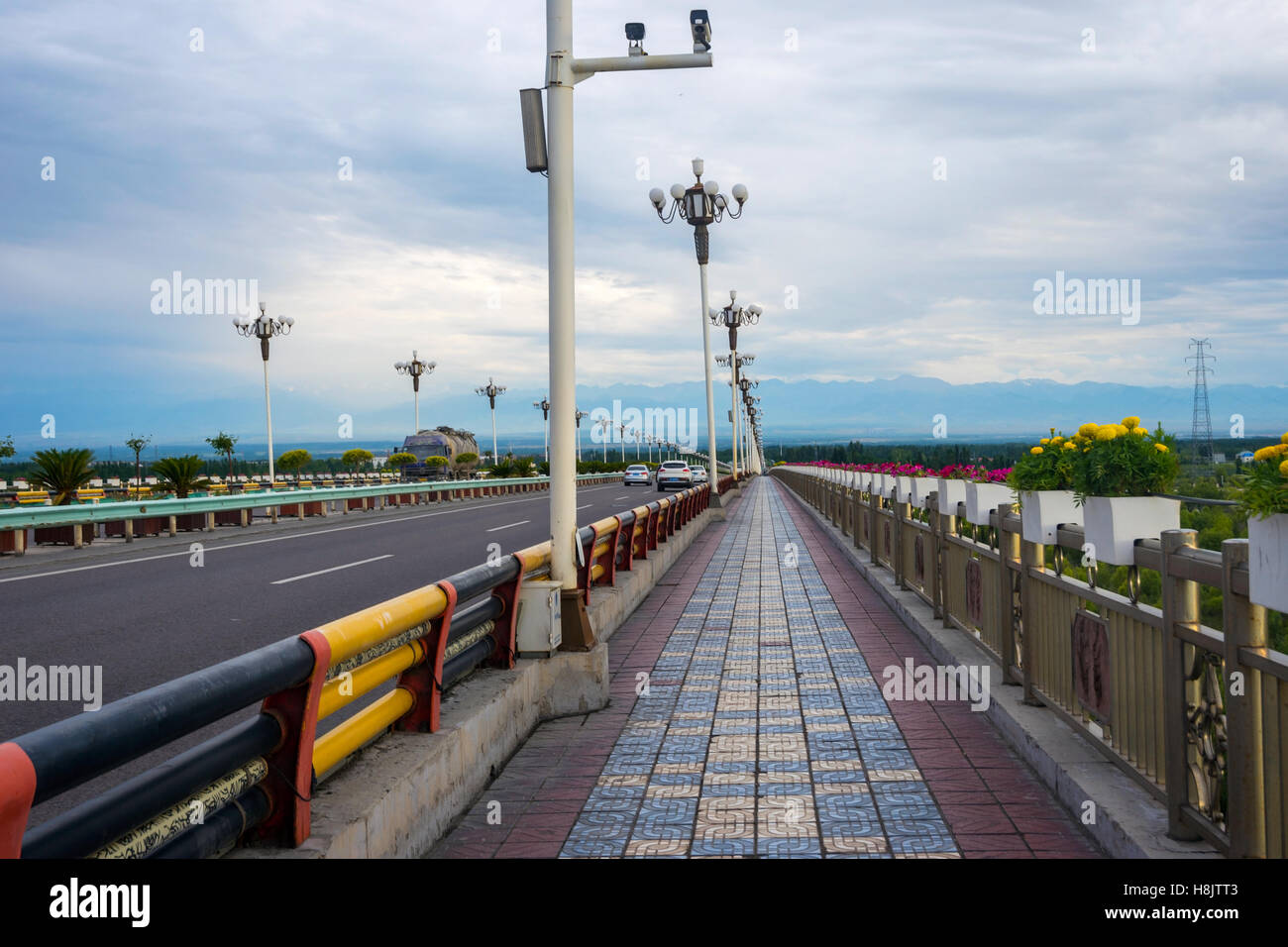 Brücke über den Fluss Yili (Ili), Yining, Xinjiang Uyghur autonome Region, China Stockfoto