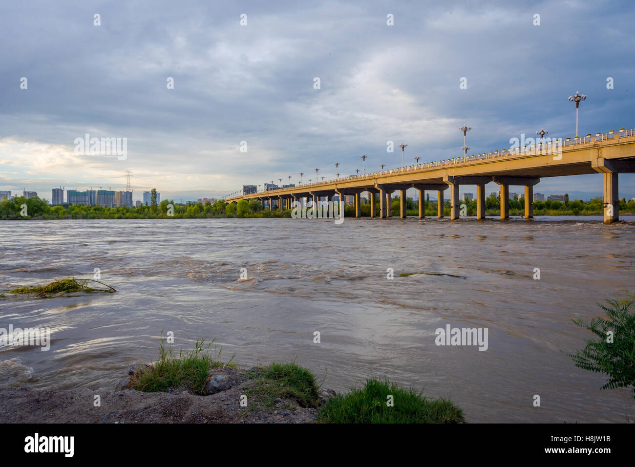 Brücke über den Fluss Yili (Ili), Yining, Xinjiang Uyghur autonome Region, China Stockfoto