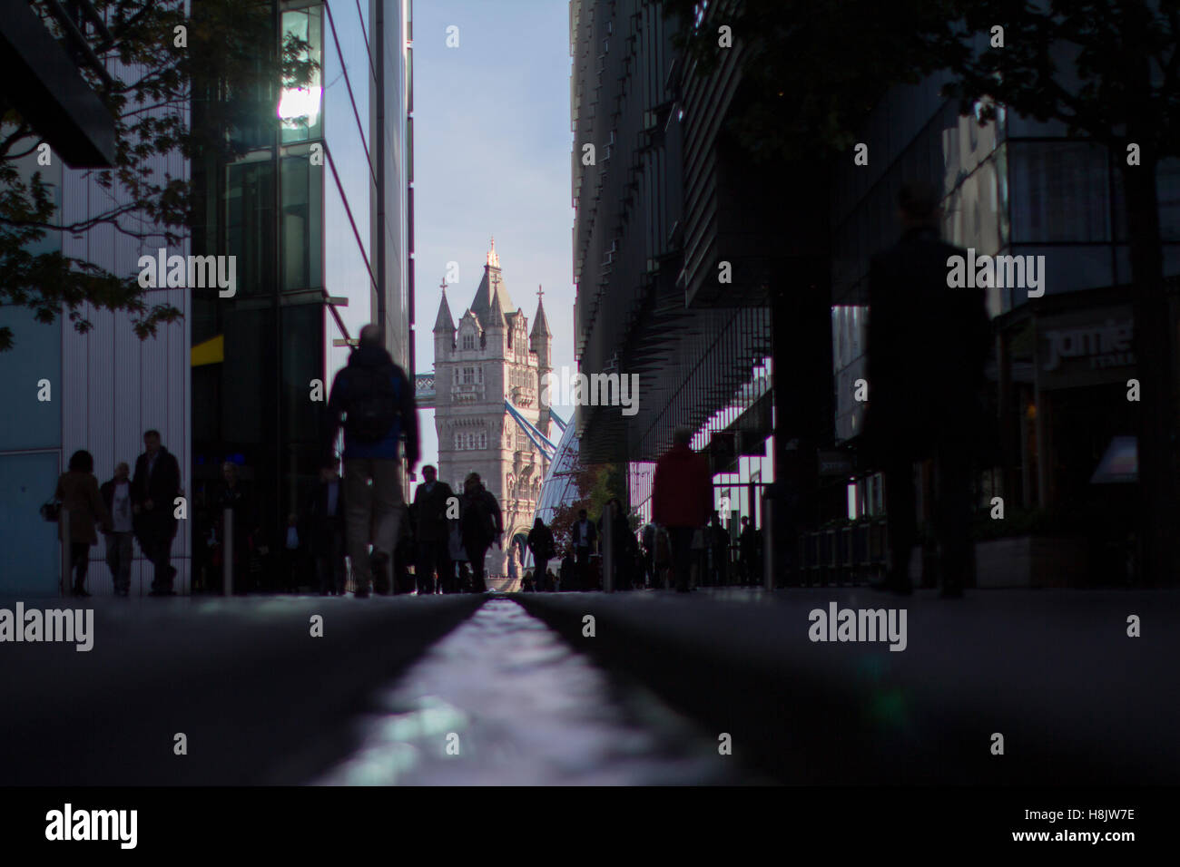 London-Pendler auf dem Weg zur Arbeit gehen Sie mehr London Ort mit Tower Bridge im Hintergrund, blickte Wasser Feature namens The Rill Stockfoto