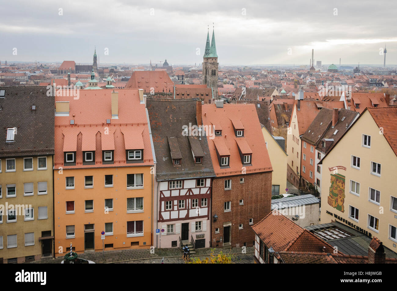 Eine Reihe von mehrstöckigen Stadt Häuser sitzen eng zusammen verpackt in der Stadt Nürnberg, Deutschland. Die Häuser sind sehr gepflegt ein Stockfoto