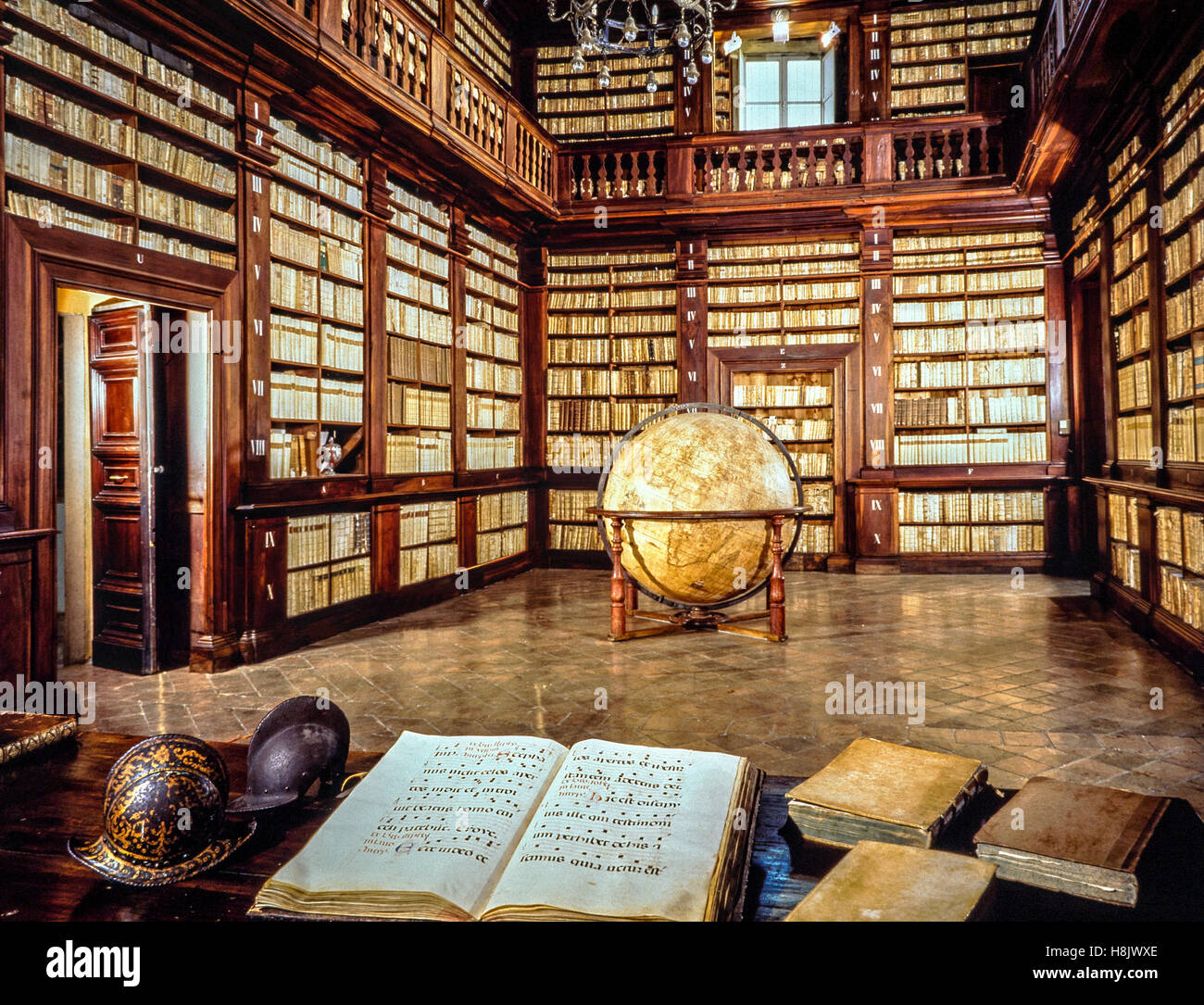 Italien Marken Fermo öffentliche Bibliothek - historische Bibliothek-Raum der Welt Stockfoto