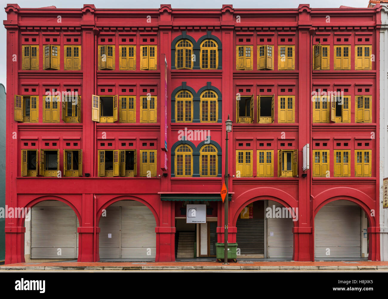 Bunte Fassade eines Gebäudes in Chinatown. Singapur Stockfoto