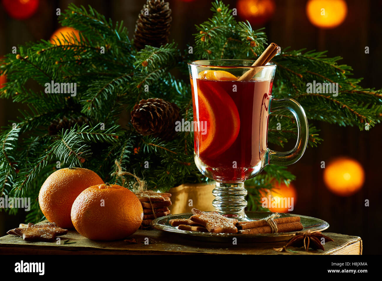 Mulled wine cinnamon orange -Fotos und -Bildmaterial in hoher Auflösung ...