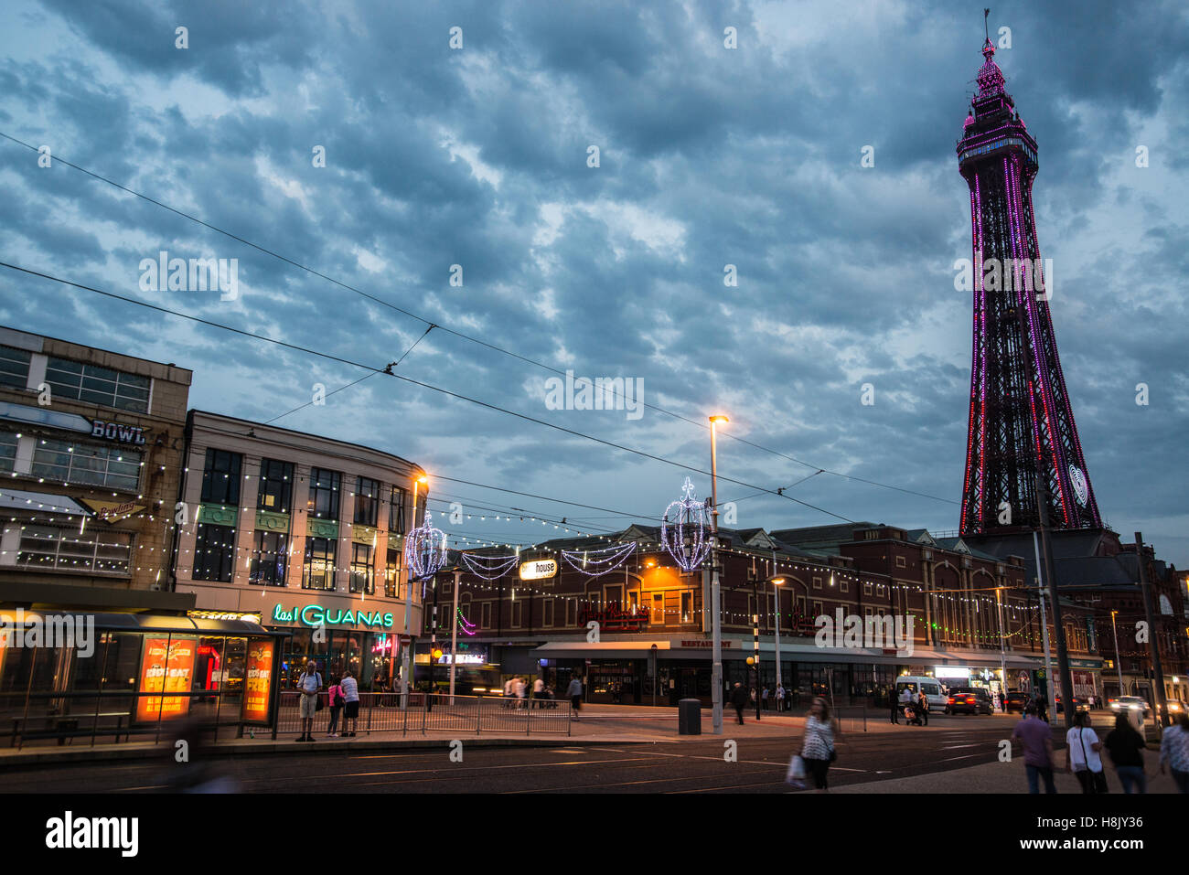 Blackpool Illuminations Meer durch den Turm Ray Boswell Stockfoto