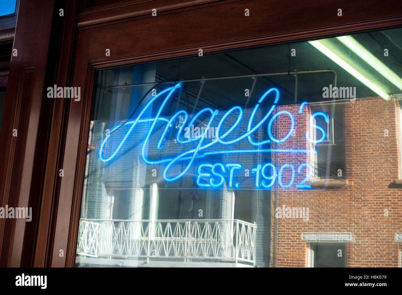 Blaue Leuchtreklame im Fenster des Angelos Italienisches Restaurant in Little Italy in New York City Stockfoto