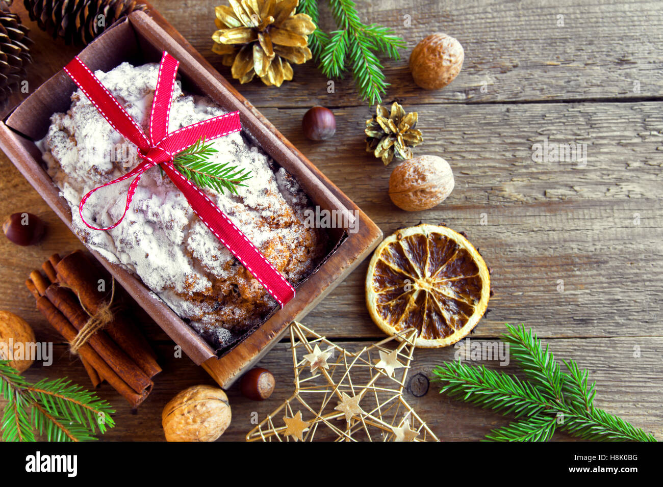 Traditionelle Früchtebrot für Weihnachten Dekoration mit Ornamenten - hausgemachte Weihnachten pasrty Stockfoto