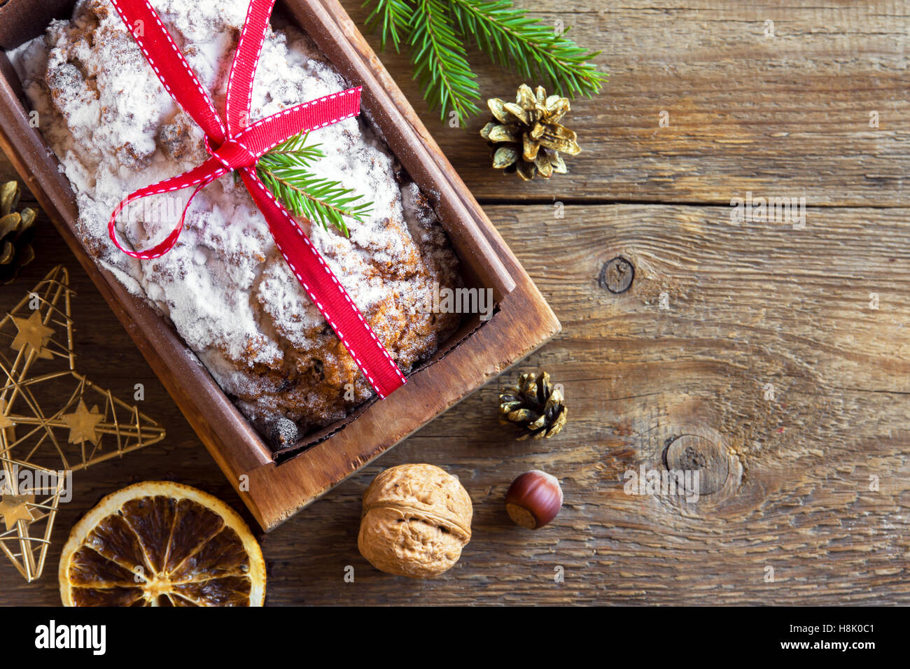 Traditionelle Früchtebrot für Weihnachten Dekoration mit Ornamenten - hausgemachte Weihnachten pasrty Stockfoto