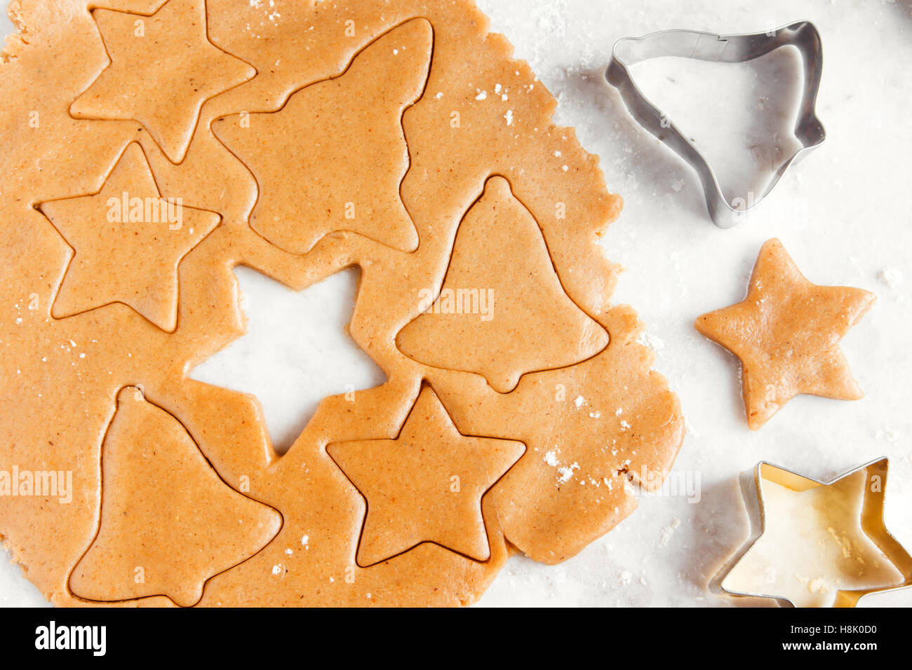 Vorbereitung Weihnachten Lebkuchen mit Cutter, Teig - festliche hausgemachte Weihnachtsbäckerei Stockfoto