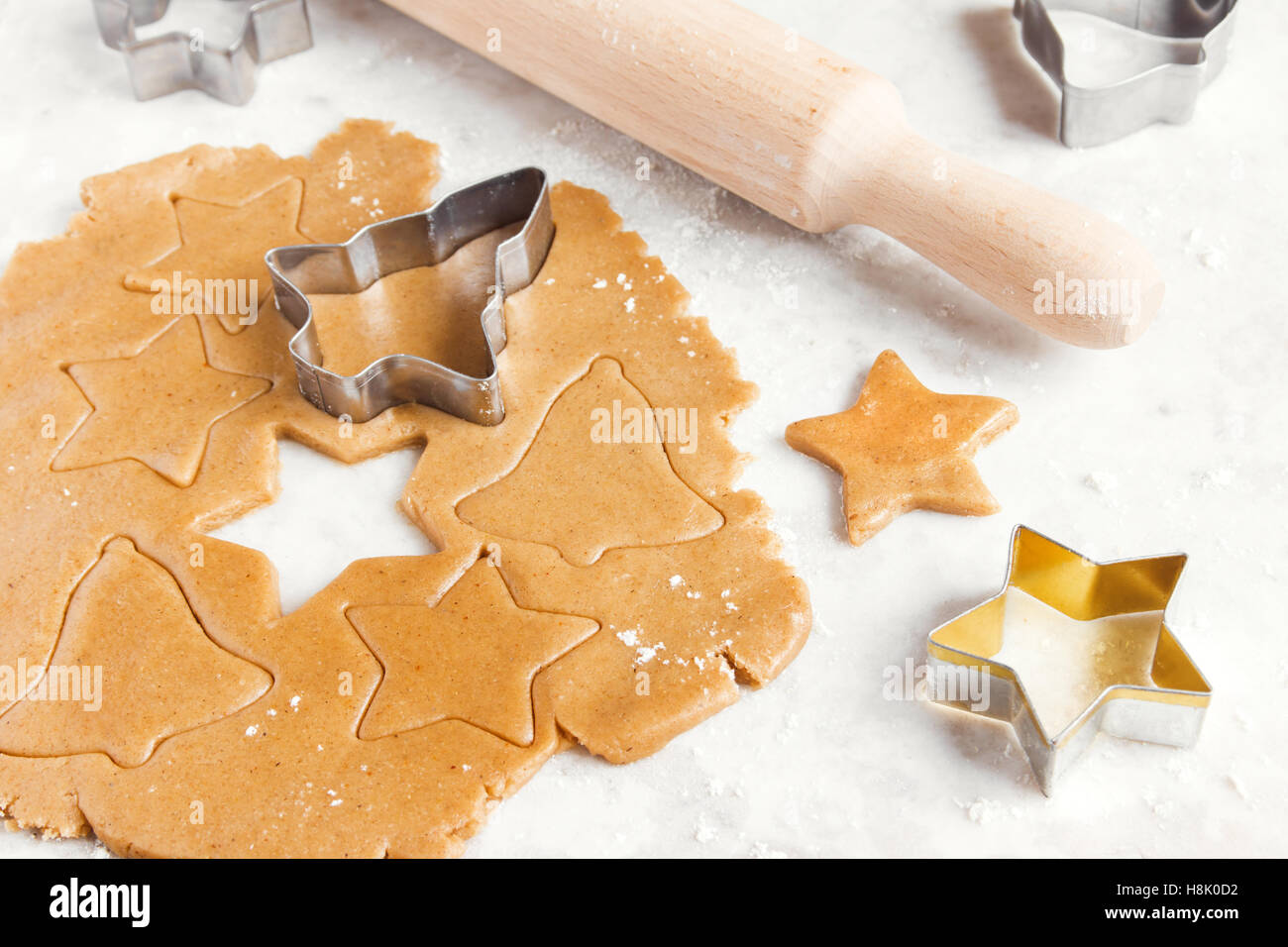 Vorbereitung Weihnachten Lebkuchen Baum mit Cutter, Teig und Nudelholz - festliche hausgemachte Weihnachtsbäckerei Stockfoto