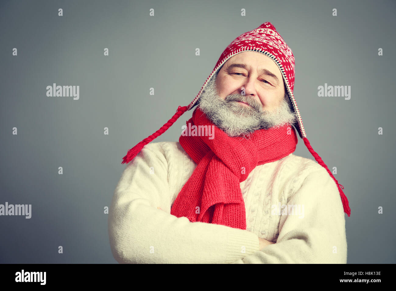 Schwere alte Mann mit Bart in lustige Winterkleidung Stockfoto