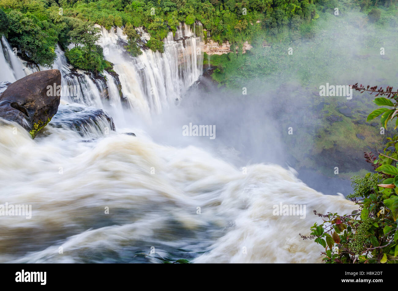 Kalandula Wasserfälle von Angola im Vollstrom mit üppigen grünen Regenwald, Felsen und spray Stockfoto