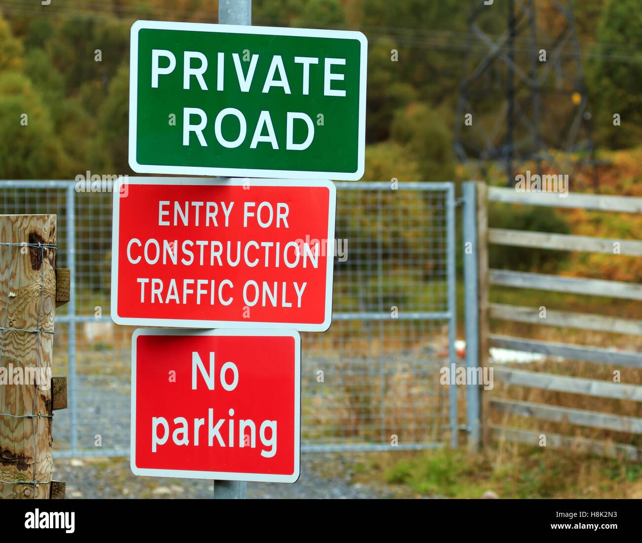 Drei Zeichen auf einem Pfosten für Private Road, No Parking und Eintrag für Bau-Verkehr Stockfoto