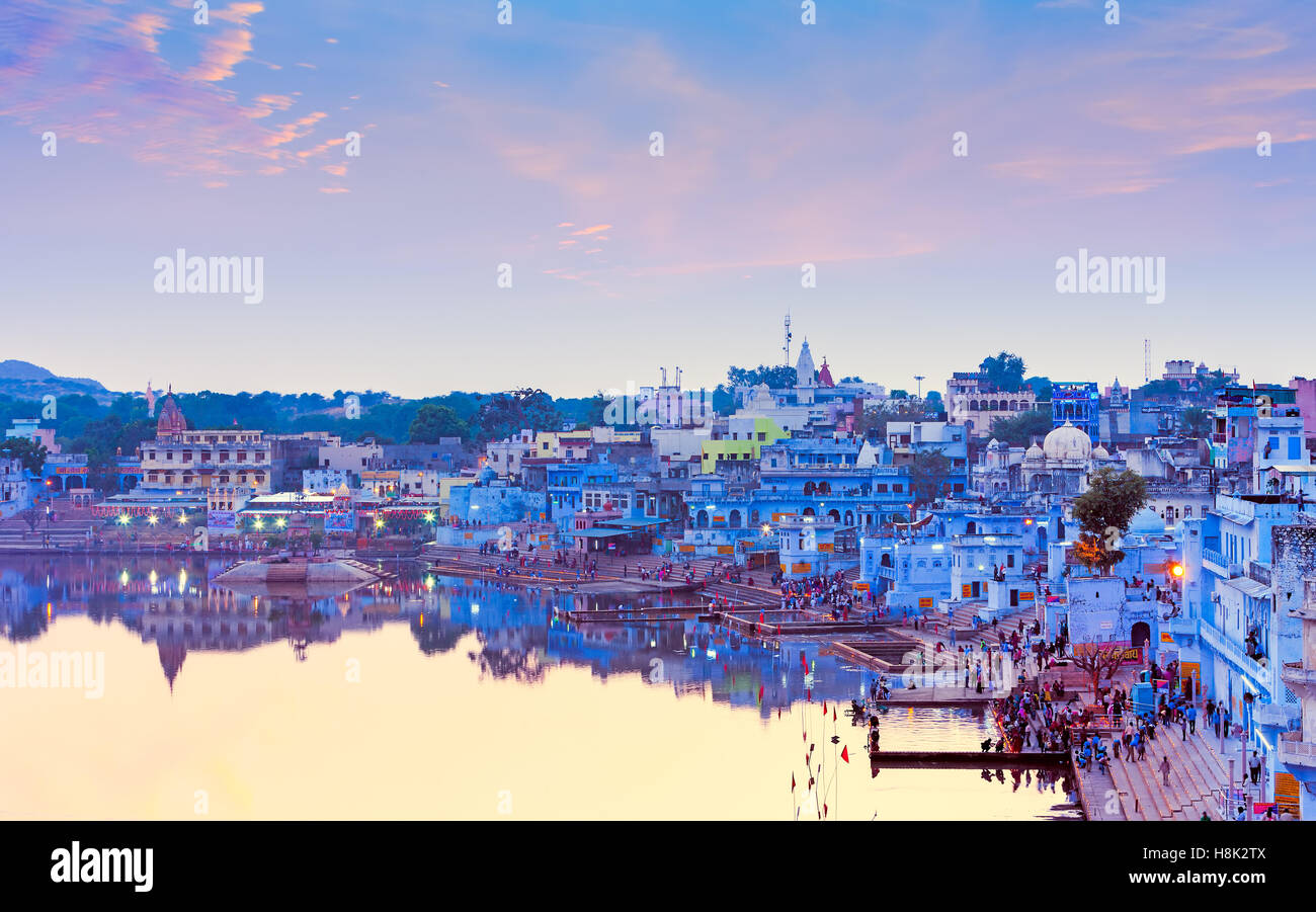 Hindu-Pilger kam zum Heiligen See Pushkar (Sarovar) auf Ghats, Indien Stockfoto