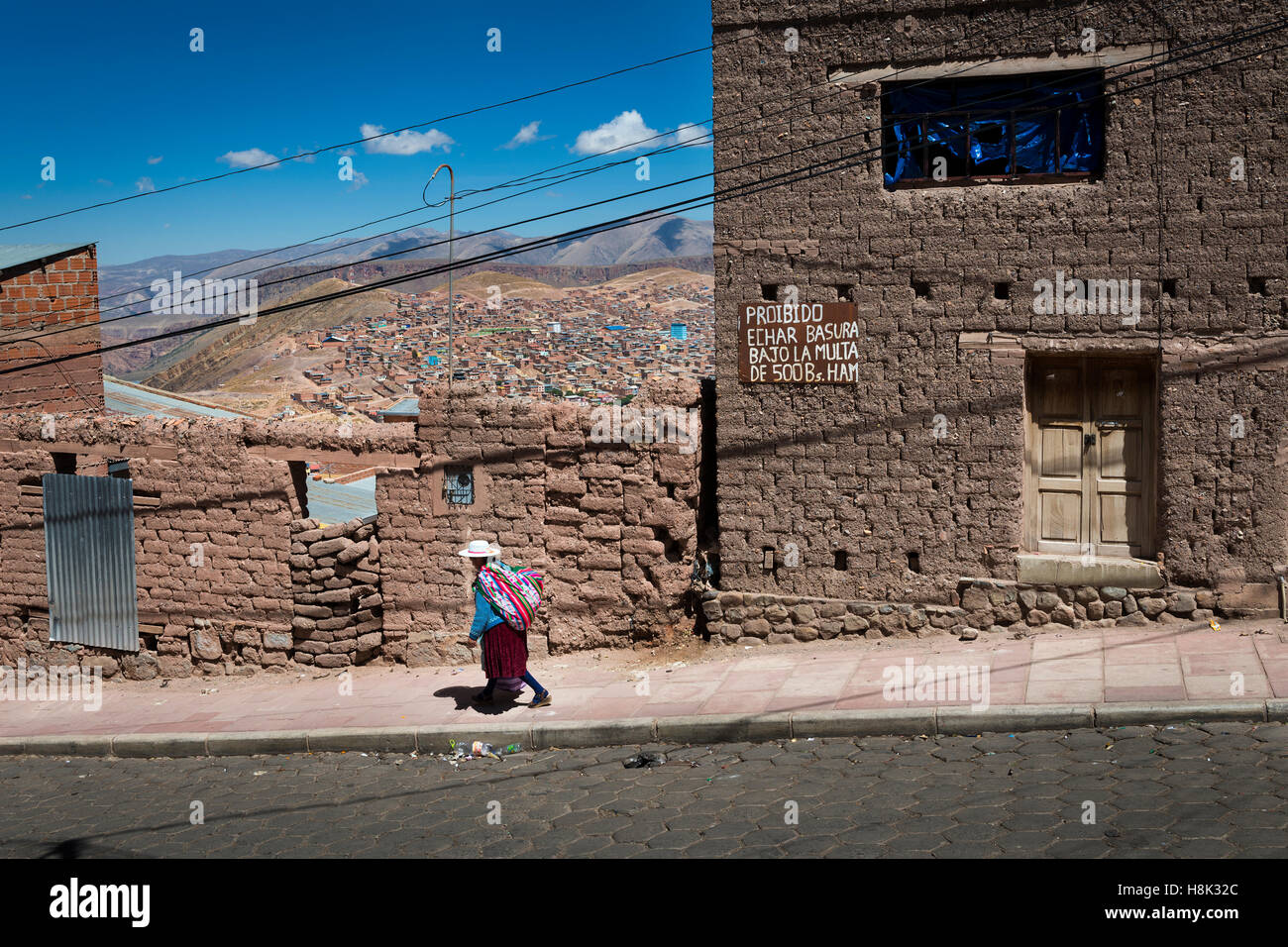 Potosi, Bolivien - 29. November 2013: Frauen tragen traditionelle Kleidung in die Stadt Potosi in Bolivien. Stockfoto