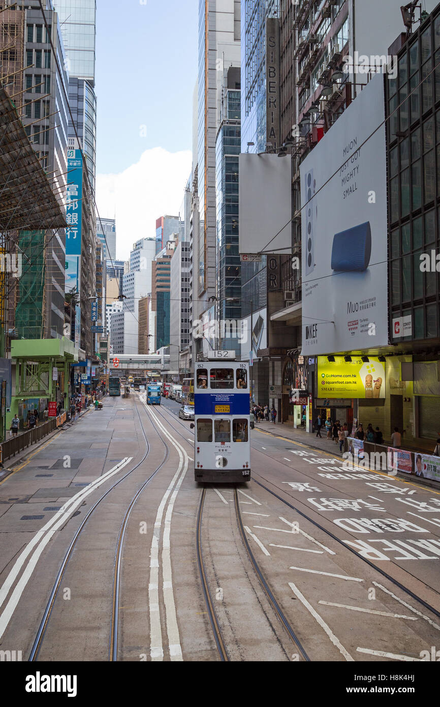 Blick auf Autos, Straßenbahnen (auch bekannt als Ding Ding) und Busse auf der Des Voeux Road in Central auf Hongkong Island in Hongkong, China Stockfoto