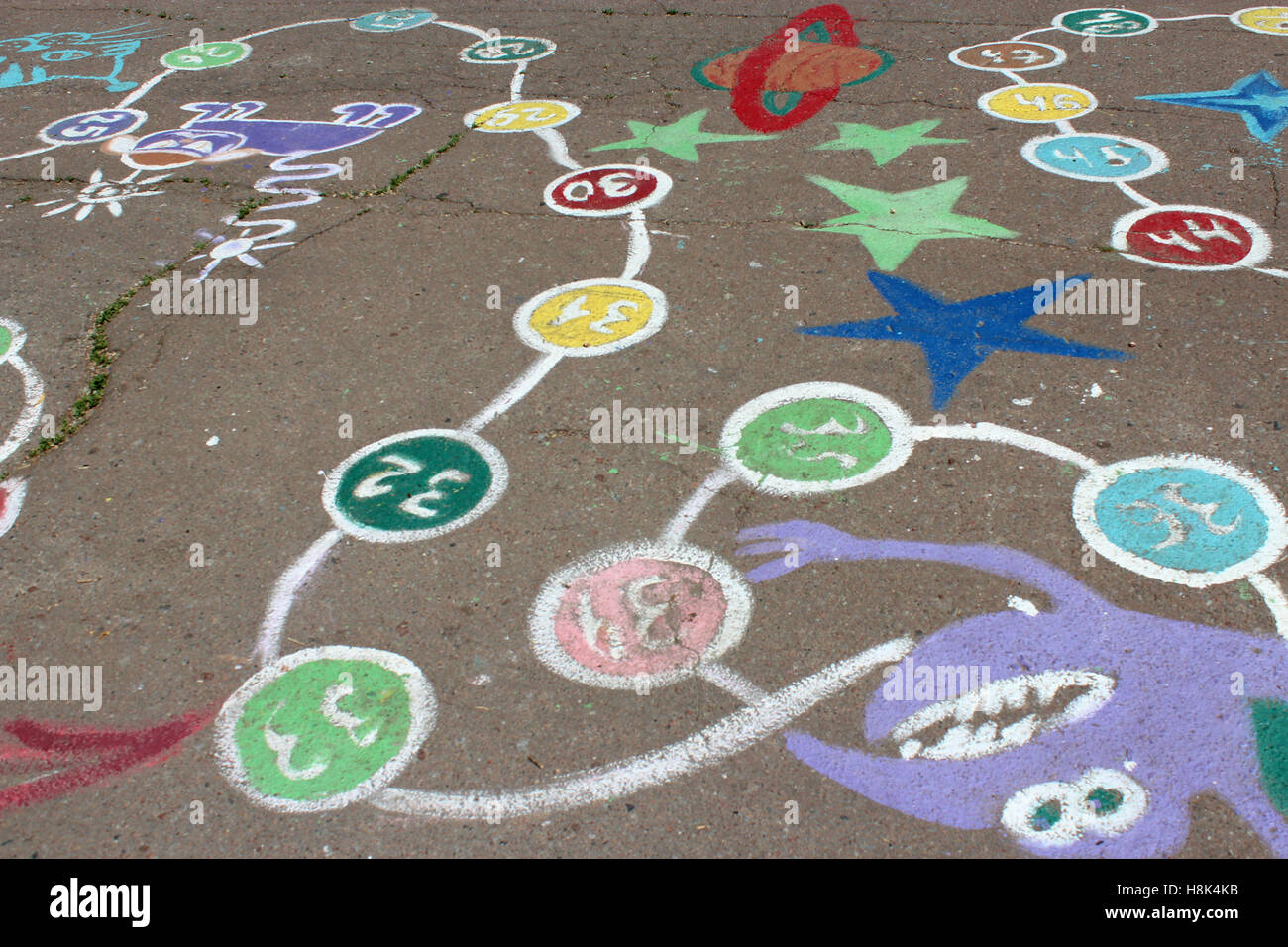 kindlichen Zeichnungen des Spiels auf dem Asphalt der Straße Stockfoto