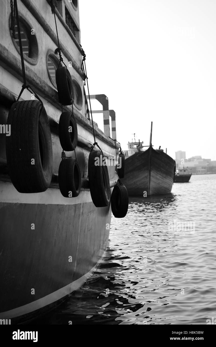 Frachtschiff im Hafen von Dubai Stockfoto