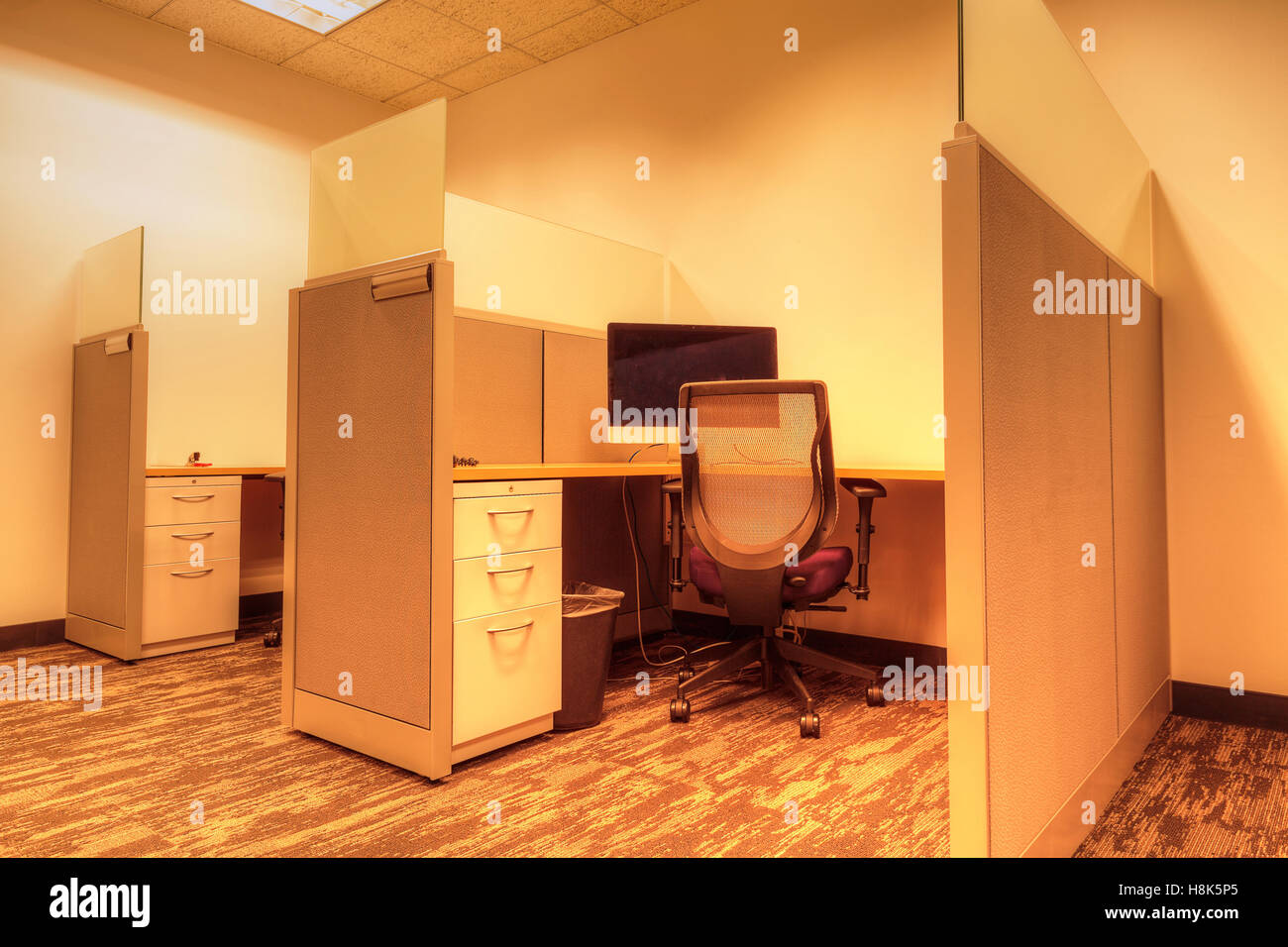 Großraumbüro sitzt in einem Bürogebäude leer Stockfoto