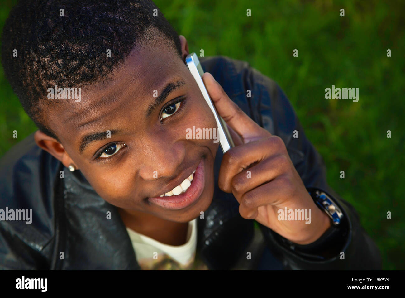 Junge afrikanische Mann auf Handy Stockfoto