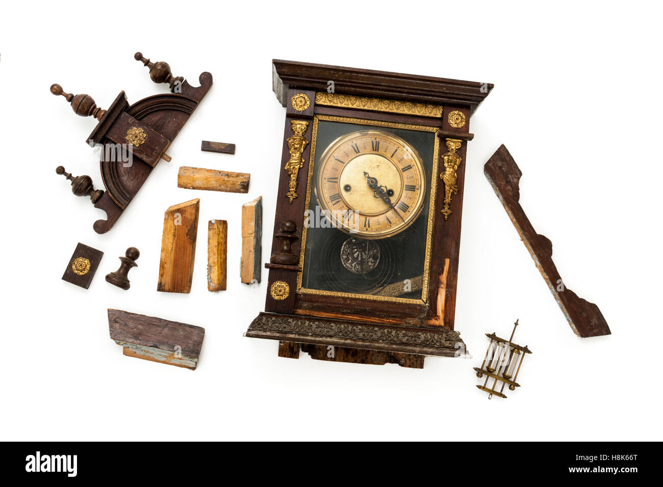 Antike Uhr bereit für Restaurierung durch eine Uhrmacherei gebrochen Stockfoto