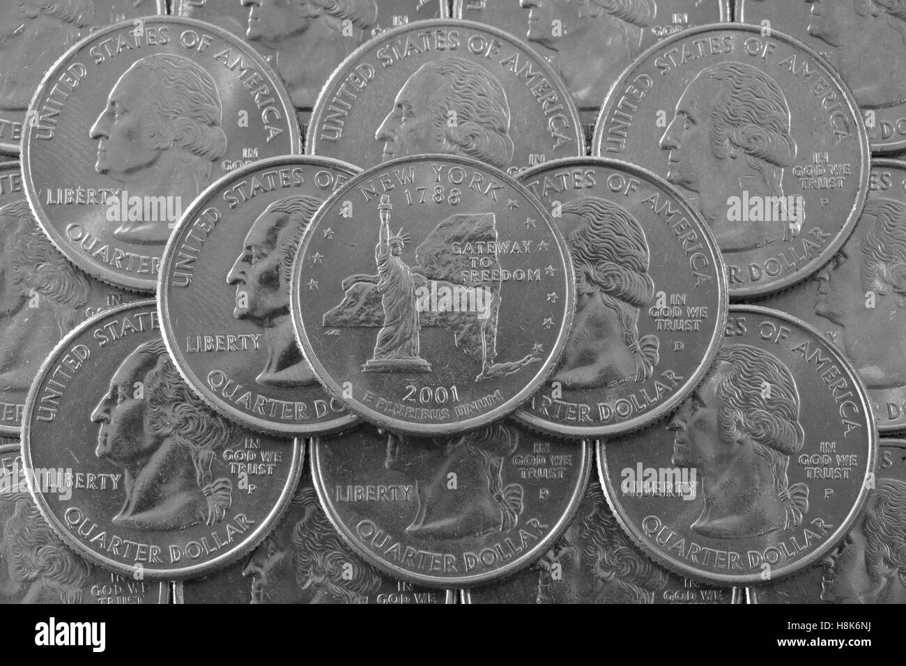 Münzen der USA. Haufen von Quartier US Münzen mit George Washington und auf der Oberseite eine Viertel des Staates New York. Stockfoto