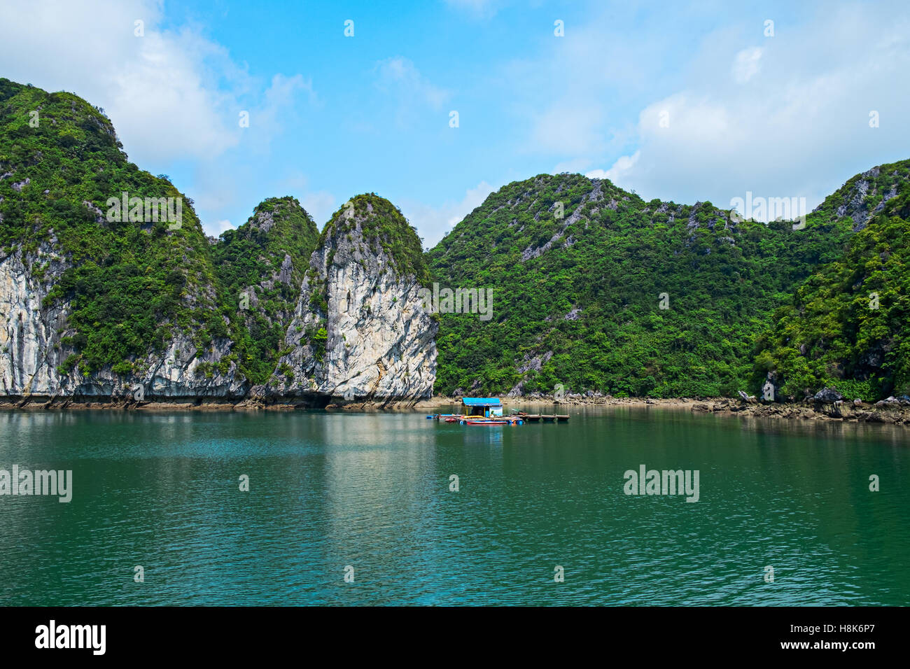 Floating House und Rock Inseln in der Halong Bucht, Vietnam, Südostasien. UNESCO-Weltkulturerbe. Landschaft in Ha Long Bay. Stockfoto