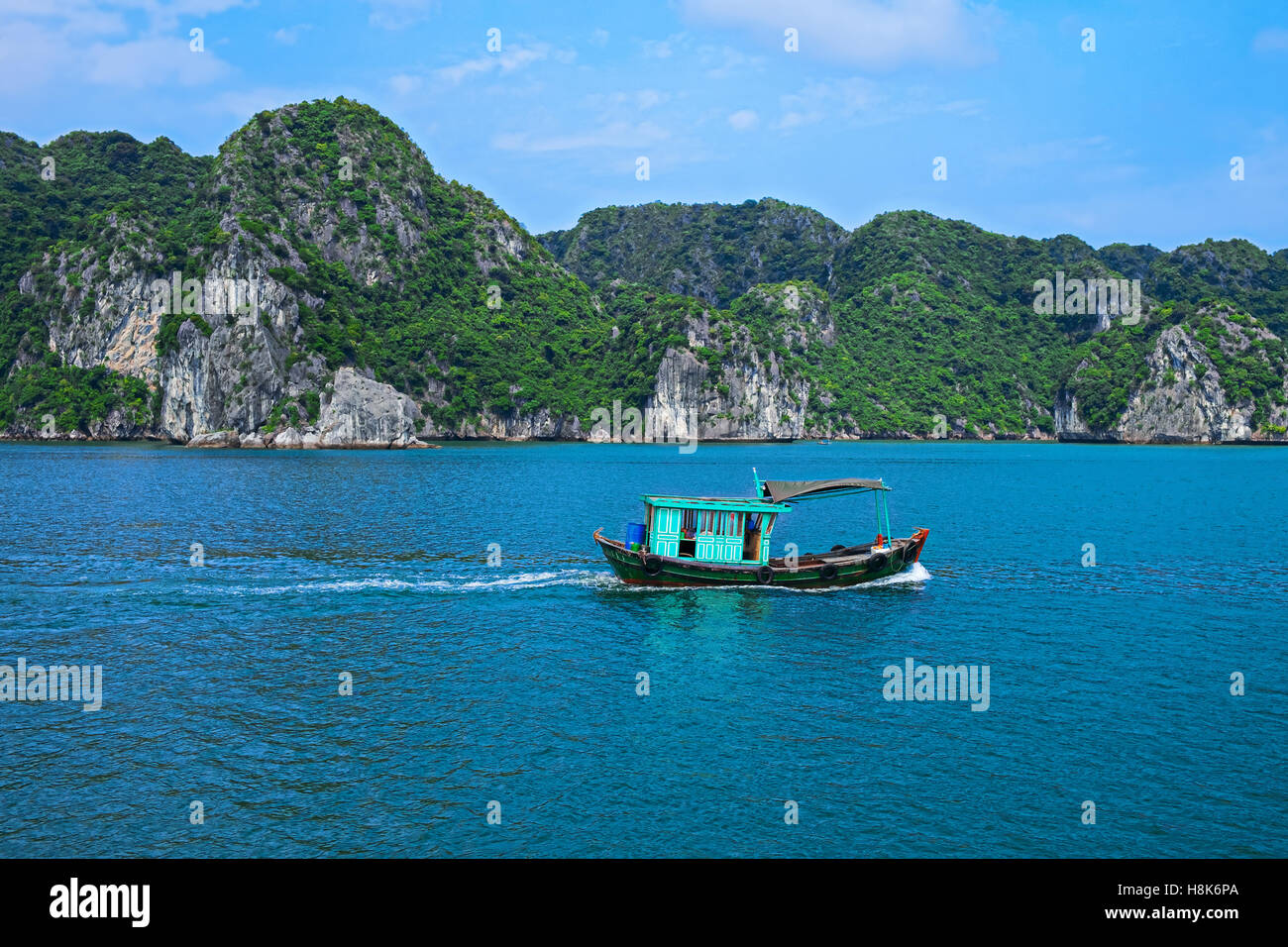 Angelboot/Fischerboot in Halong Bucht, Vietnam, Südostasien. UNESCO-Weltkulturerbe. Schöne Landschaft mit Berg in Ha Long Bay Stockfoto