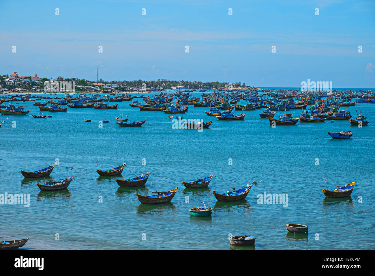 Vietnamesische Fischerdorf Mui Ne, Vietnam, Südostasien. Landschaft mit Meer und traditionelle bunte Fischerboote am Muine. Stockfoto