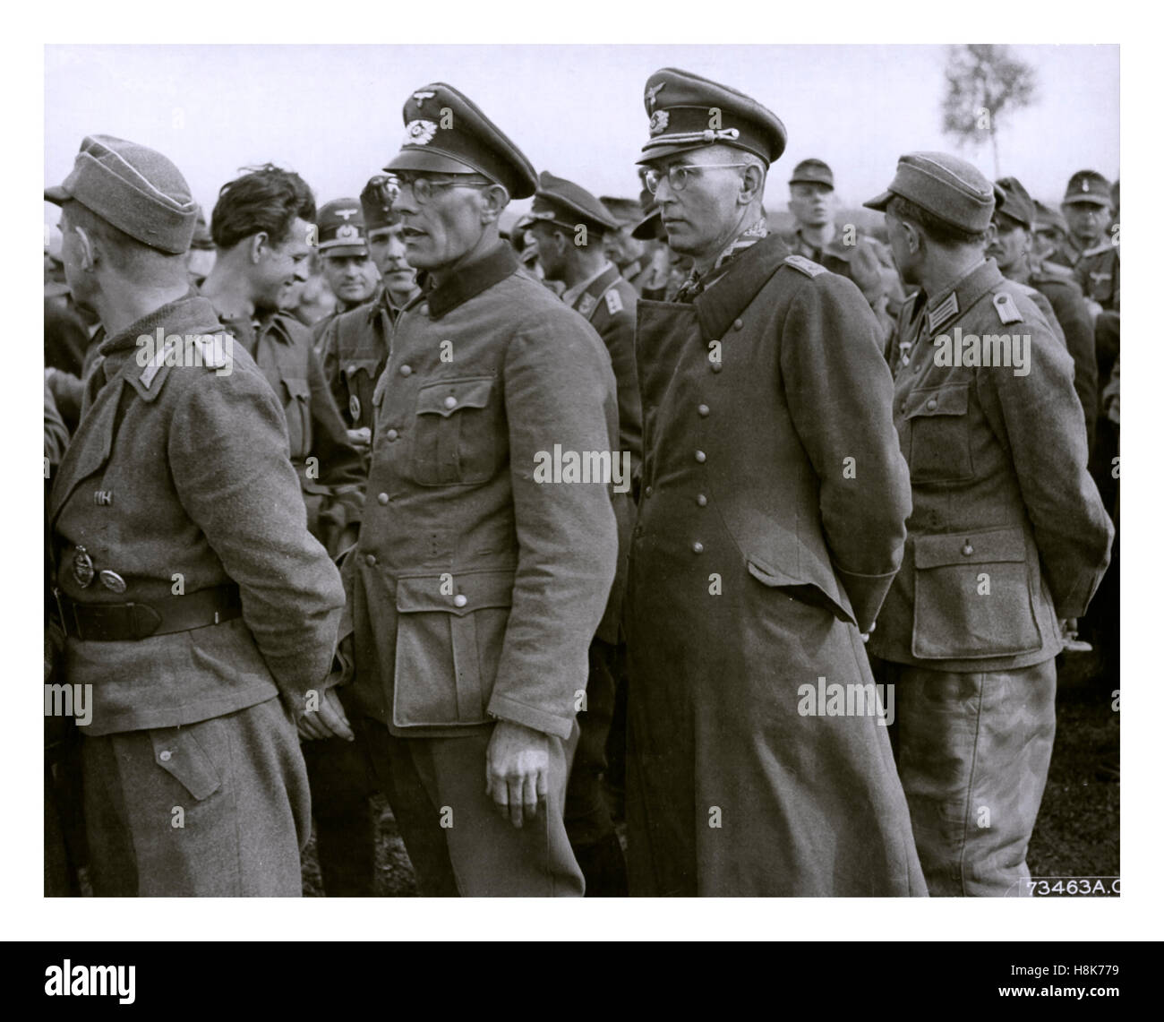 Deutsche Kriegsgefangene, Wehrmacht und in Uniform angestellte Männer gruppieren sich Stockfoto