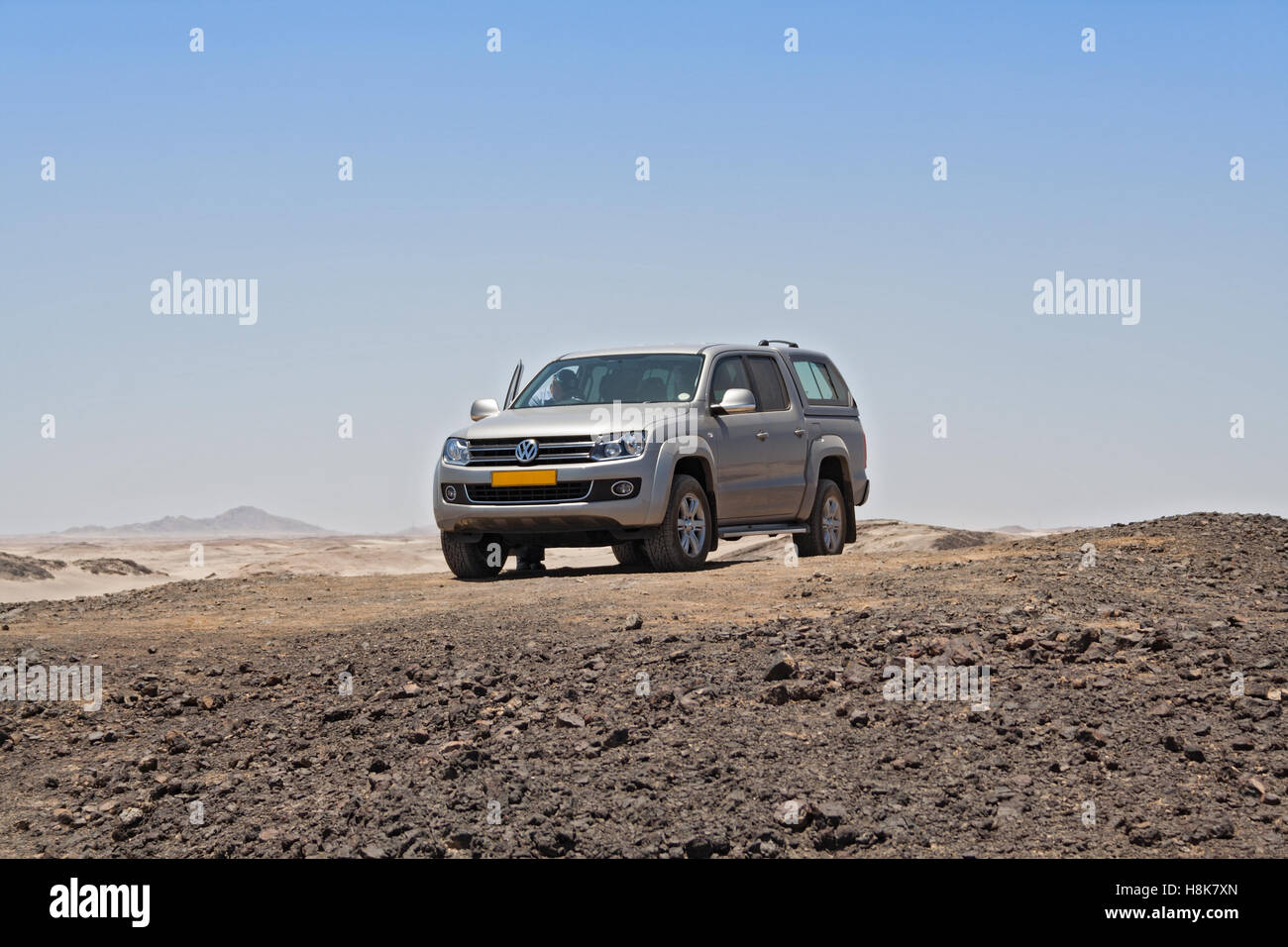 VW Geländewagen in die Mondlandschaft in der Nähe von Swakopmund, Namibia Stockfoto