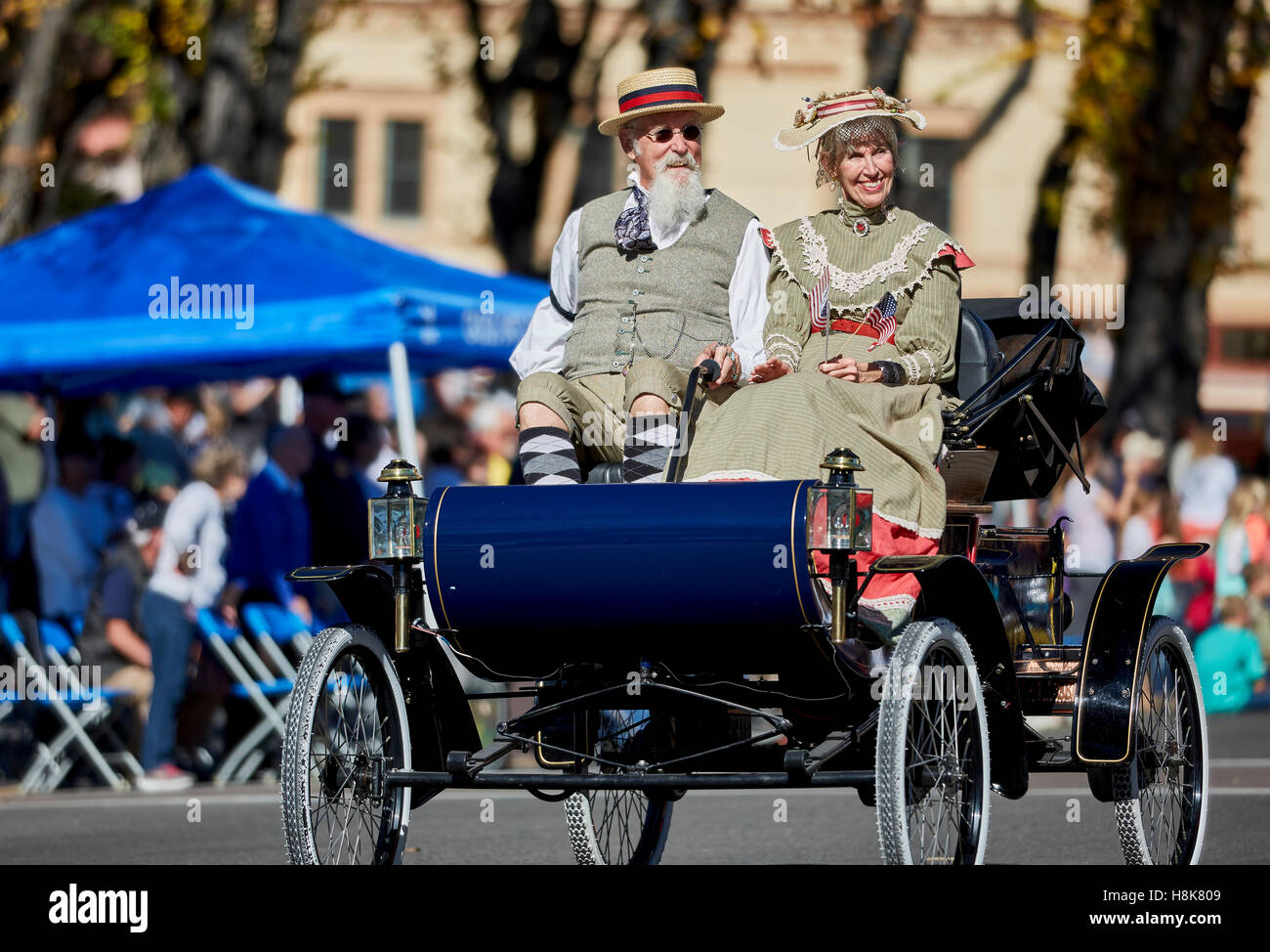Prescott, AZ, USA - 10. November 2016: Oldtimer und Zeitraum kostümierte paar bei der Veterans Day Parade in Prescott, AZ, USA. Stockfoto
