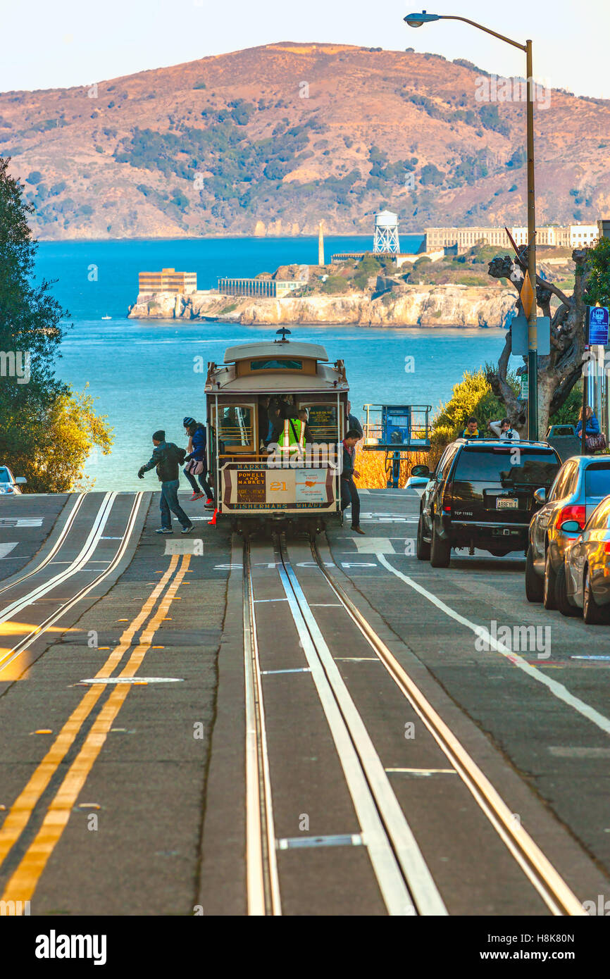 SAN FRANCISCO, USA - 16. Dezember: Passagiere genießen Sie eine Fahrt mit der Seilbahn am 16. Dezember 2013 in San Francisco. Es ist die älteste mech Stockfoto
