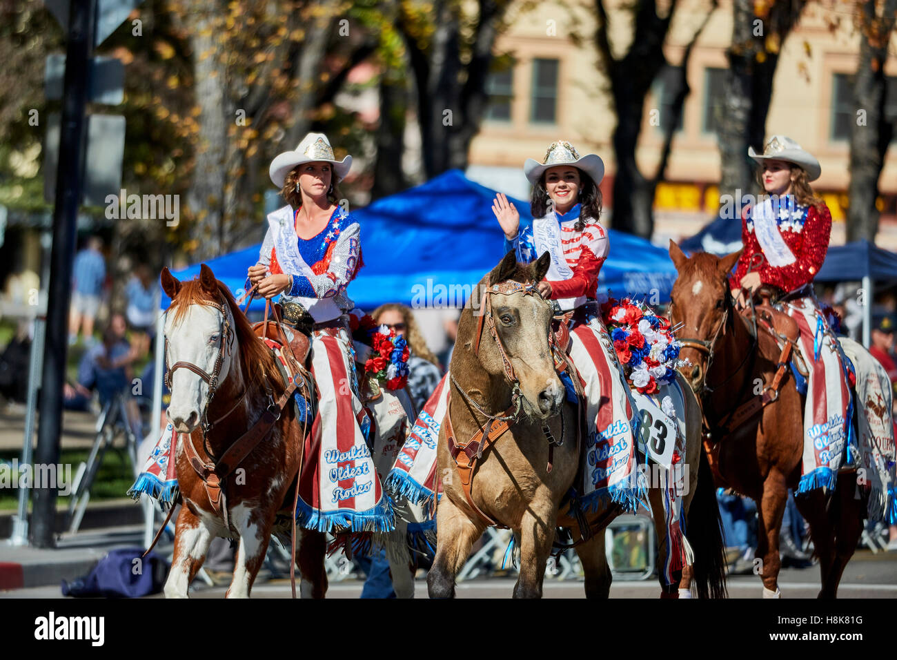 Prescott, AZ, USA - 10. November 2016: Rodeo-Frauen auf dem Pferderücken auf der Veterans Day Parade in Prescott, Arizona, USA. Stockfoto