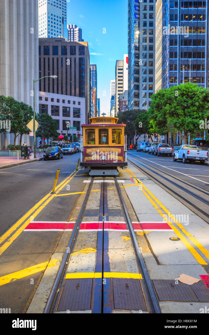 SAN FRANCISCO, USA - 16. Dezember: Passagiere genießen Sie eine Fahrt mit der Seilbahn am 16. Dezember 2013 in San Francisco. Es ist die älteste mech Stockfoto