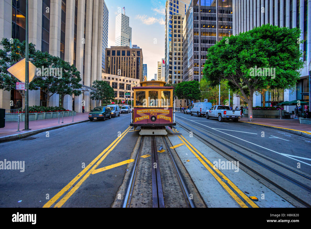 SAN FRANCISCO, USA - 16. Dezember: Passagiere genießen Sie eine Fahrt mit der Seilbahn am 16. Dezember 2013 in San Francisco. Es ist die älteste mech Stockfoto