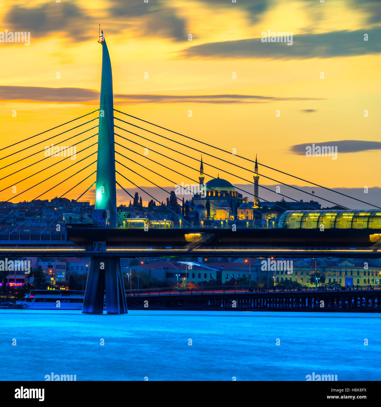 Das Goldene Horn U-Bahn Brücke bei Sonnenuntergang, Istanbul, Türkei Stockfoto