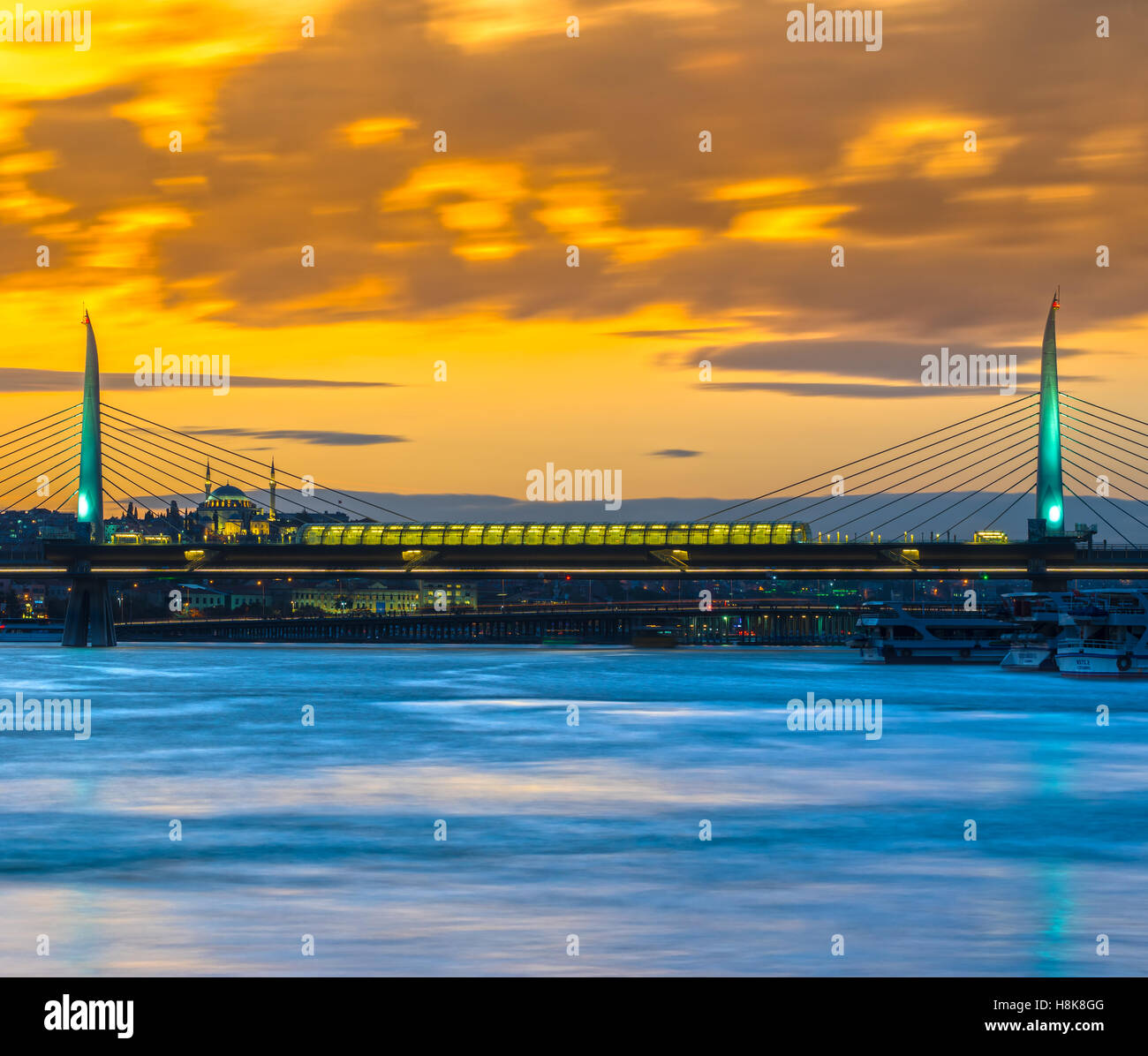 Das Goldene Horn U-Bahn Brücke bei Sonnenuntergang, Istanbul, Türkei Stockfoto