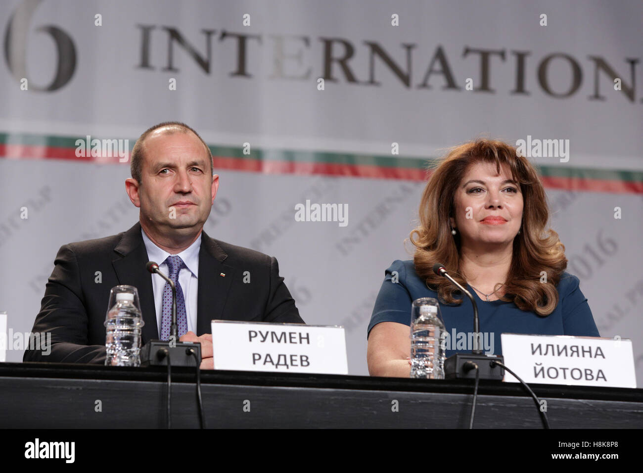 Sofia, Bulgarien - 13. November 2016: Bulgarische Präsident elect Pansen Radev (L) und Vice President Iliana Iotova (R) sprechen, während Stockfoto
