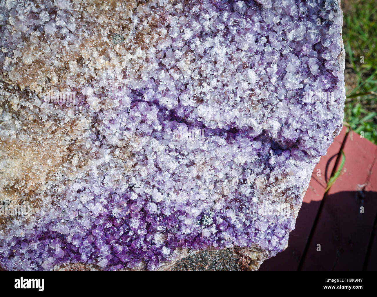 Amethyst Druse über Beige rock Stockfoto