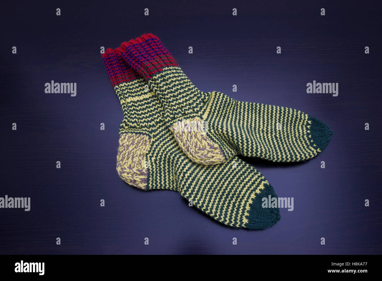 Hand stricken bunte Socken Stockfoto