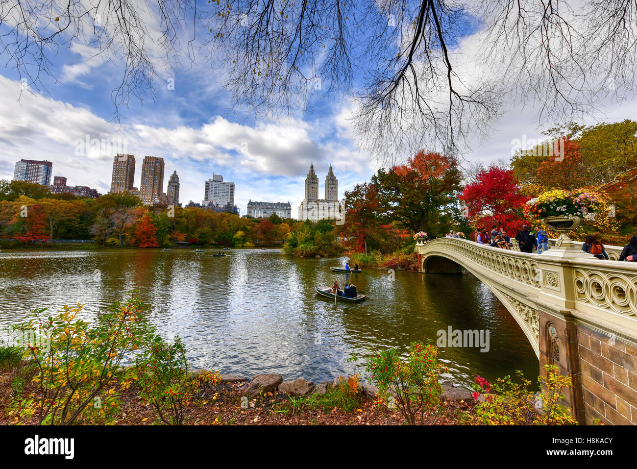 Bogenbrücke im Herbst im Central Park in New York City. Stockfoto