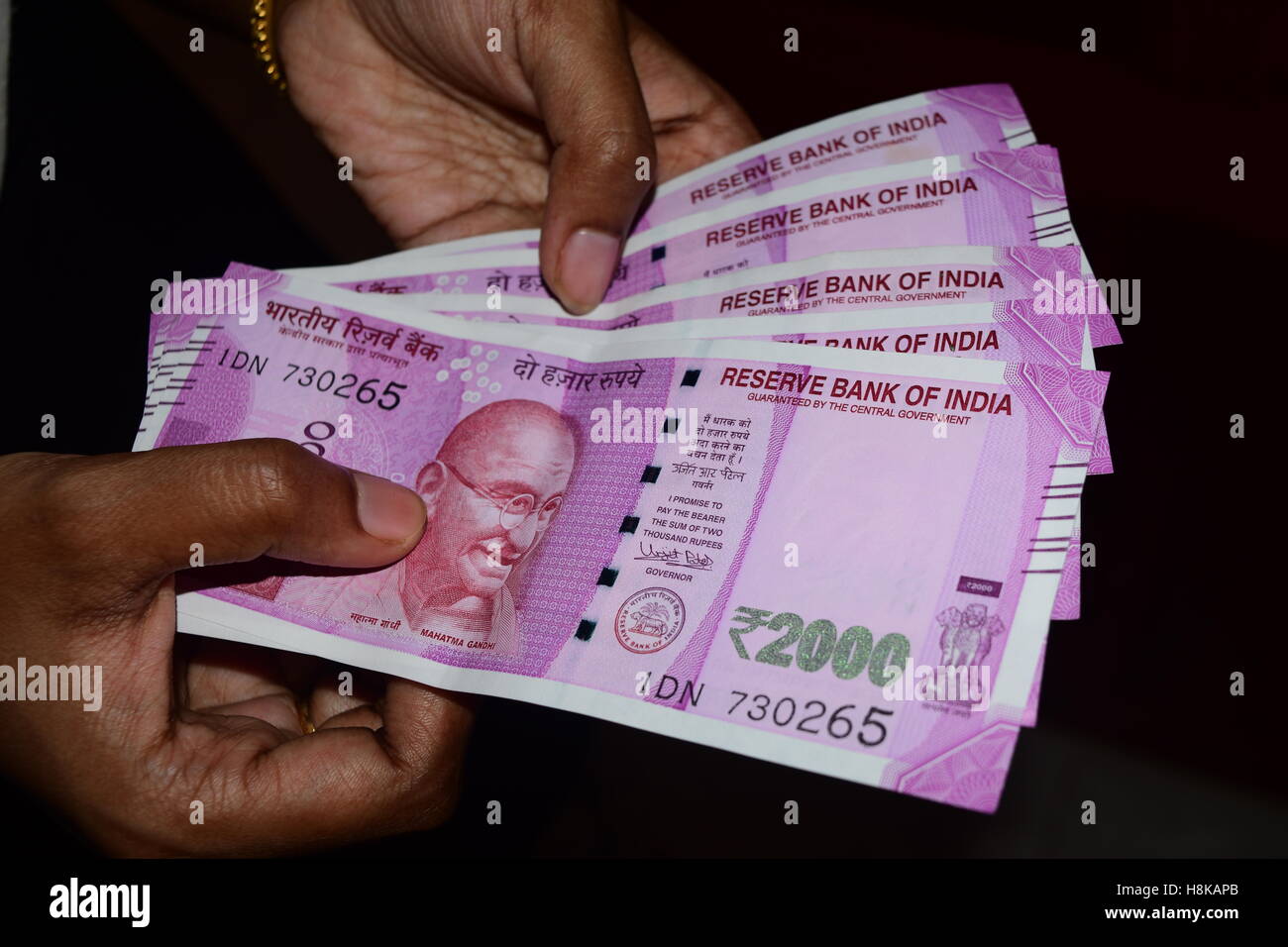 Die New 2000 Rupien indischer Währung Banknoten zählen Stockfoto