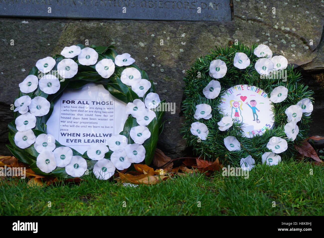 London, England, Vereinigtes Königreich. 13. November 2016. Peace Pledge Union zum Gedenken an alle Opfer des Krieges alle Nationalitäten, darunter Zivilisten, aus Gewissensgründen und Mitglieder der bewaffneten Kräfte. Dies ist eine Chance, verpflichten uns zum Frieden und zum Widerstand gegen Krieg in der Kriegsdienstverweigerer Gedenkstätte am Tavistock Square, London, UK. Bildnachweis: Siehe Li/Alamy Live News Stockfoto